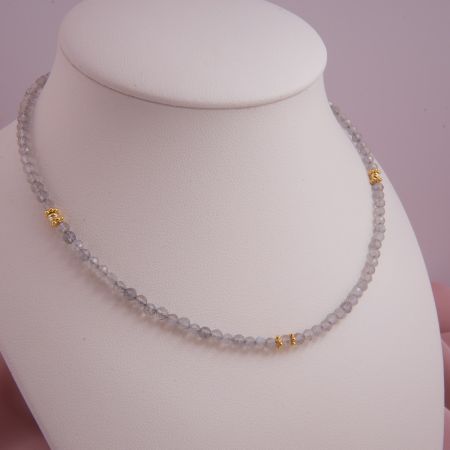 Facettierte Labradorit Kette auf einer Schmuckbüste präsentiert.